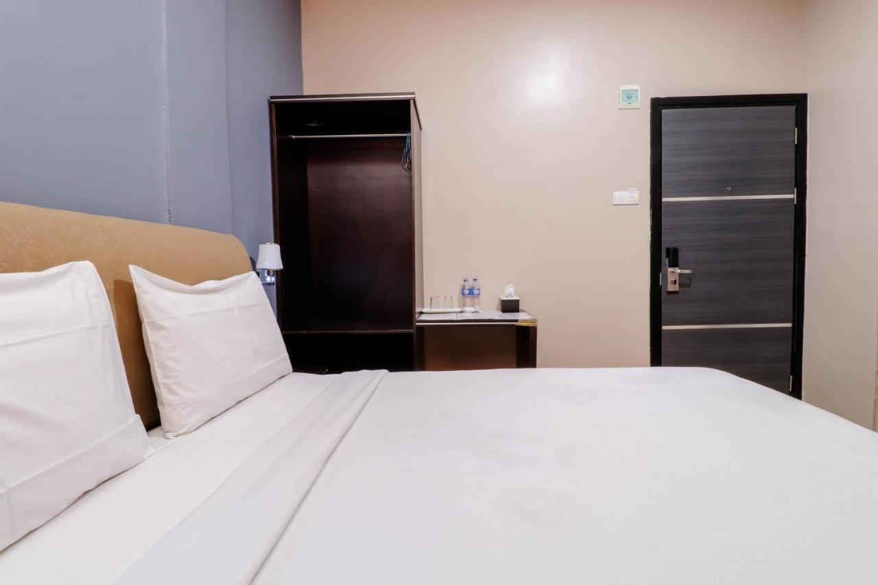 Blitz Hotel Batam Near Sultan Mahmud Ri'Ayat Shah セクパン エクステリア 写真