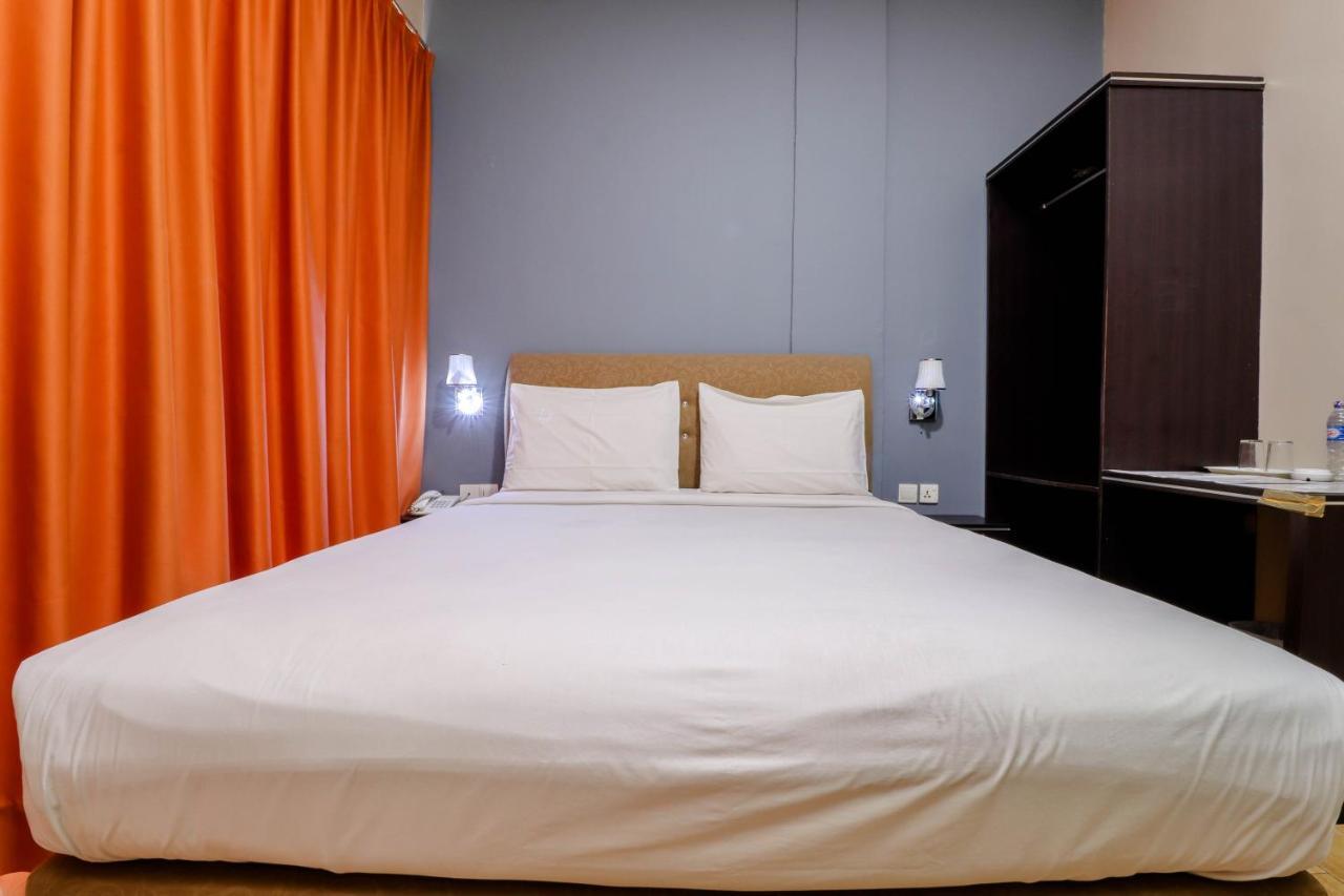 Blitz Hotel Batam Near Sultan Mahmud Ri'Ayat Shah セクパン エクステリア 写真