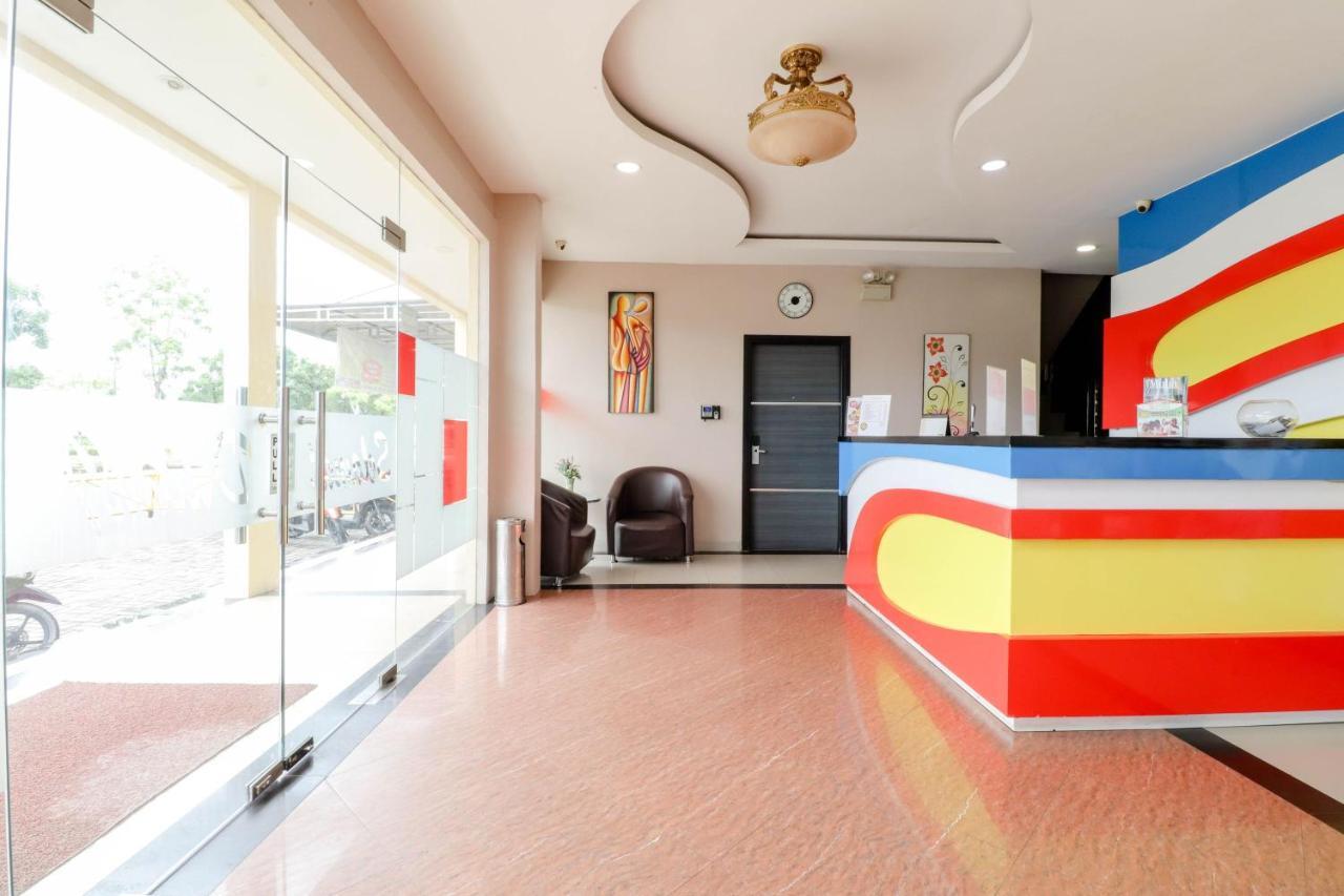 Blitz Hotel Batam Near Sultan Mahmud Ri'Ayat Shah セクパン エクステリア 写真