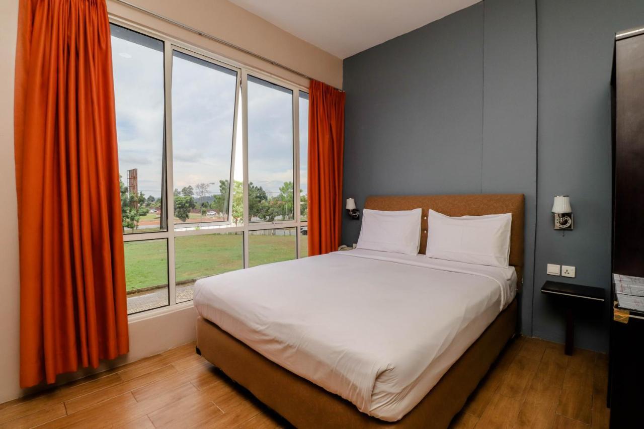 Blitz Hotel Batam Near Sultan Mahmud Ri'Ayat Shah セクパン エクステリア 写真